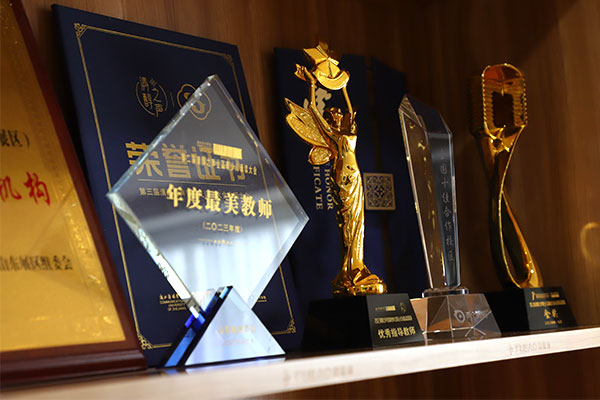 济宁新声代口才奖杯展示